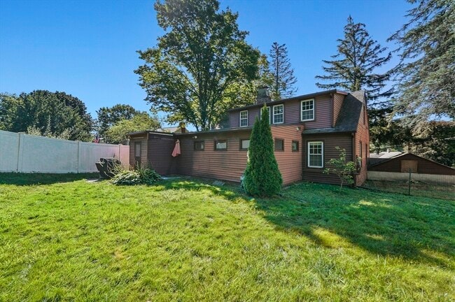 Building Photo - 1337 Pleasant St