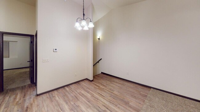 Building Photo - Stunning 3 Bed / 2 Bath Townhome in Northern Lights