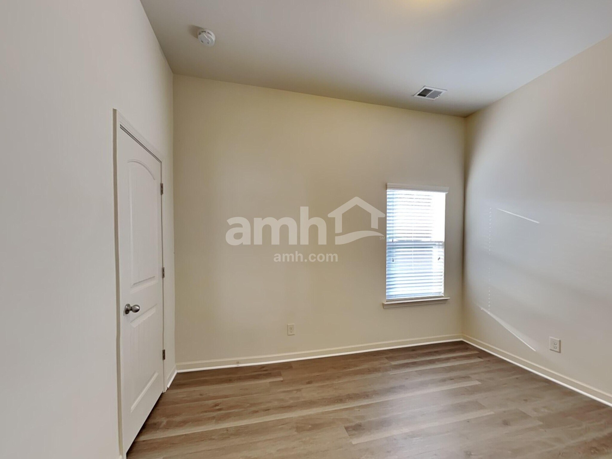 Building Photo - 908 Pine Ln