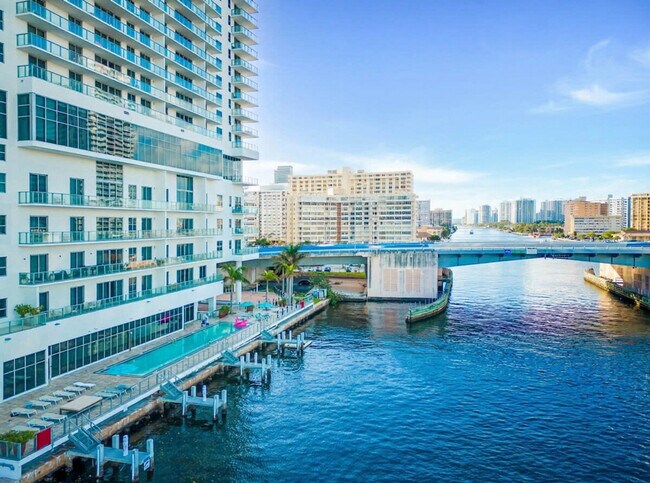 Building Photo - 4010 S Ocean Dr
