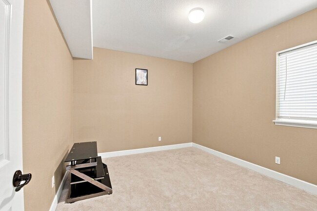 Building Photo - 8238 Hollygrape Ln