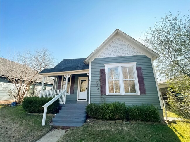 Building Photo - 412 W Day St