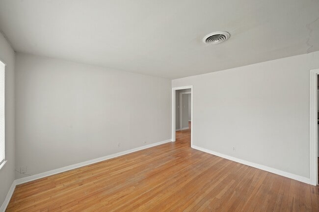 Building Photo - 5830 Glenhurst Dr