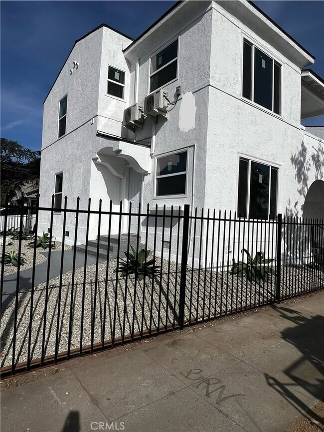 Building Photo - 1123 W 43rd St