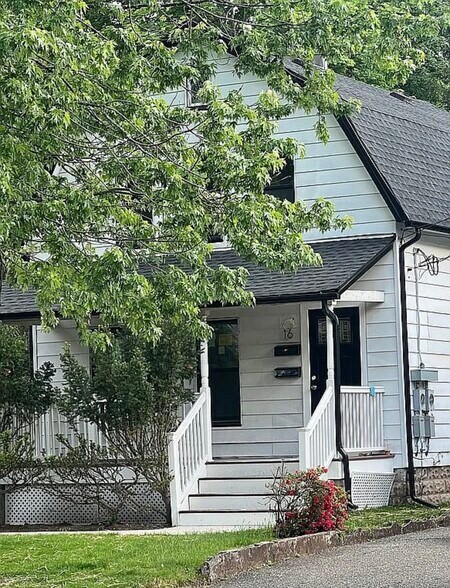 Building Photo - 16 Maple St