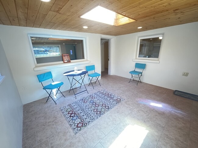 Building Photo - 409 Maria Ln