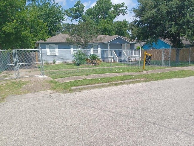 Building Photo - 6824 Eastwood St