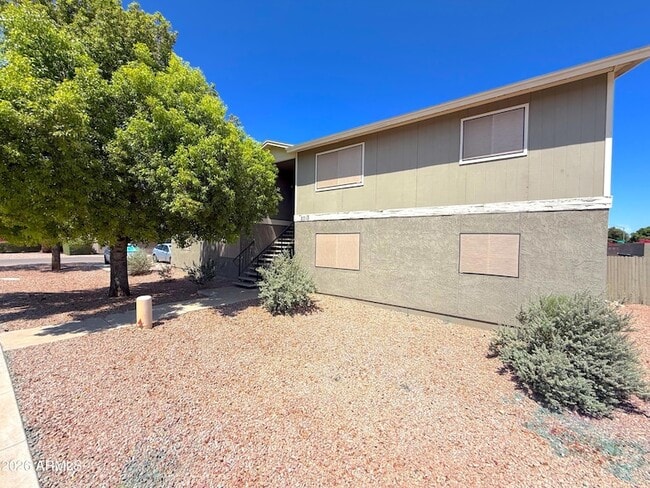 Building Photo - 2013 N Hunt Cir