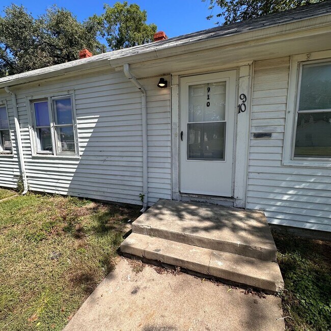 Building Photo - $525 - 1 bed / 1 bath - Duplex