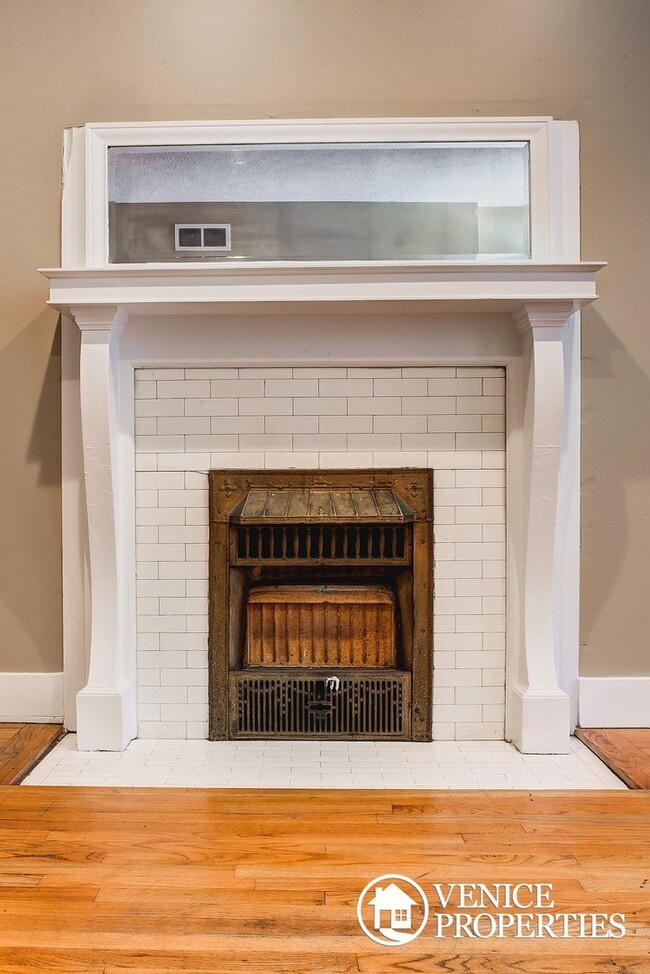 Building Photo - 1984-1986 Summit St