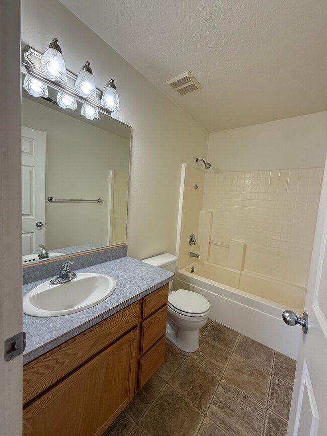 Building Photo - Stunning Townhome!