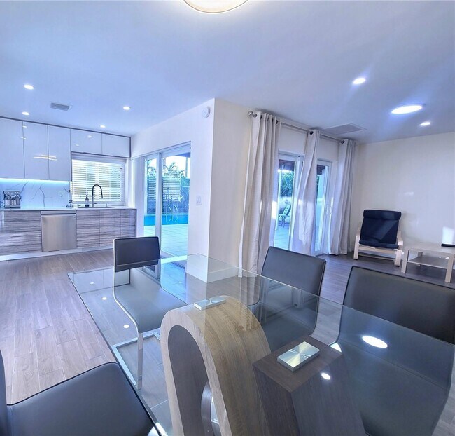 Building Photo - 1320 Arthur St