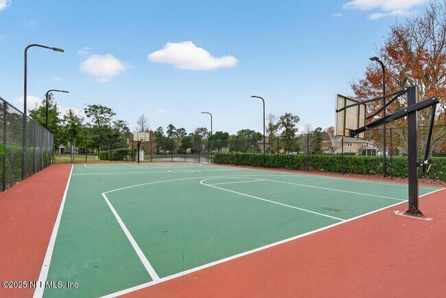 Building Photo - 411 Walnut Dr