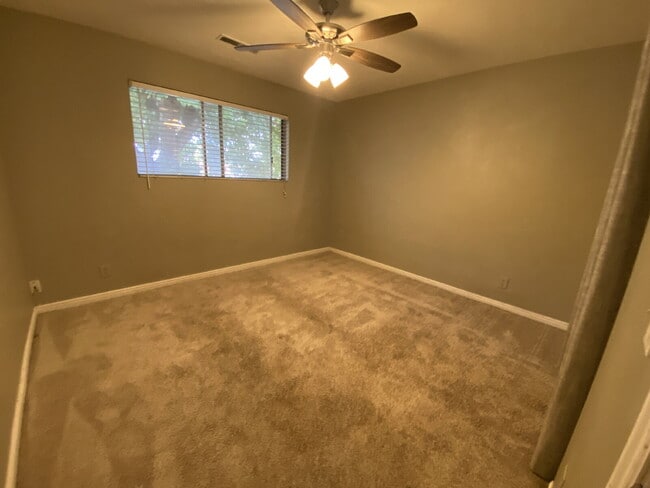 Building Photo - 4-Bedroom Retreat in Saint George – Cozy a...
