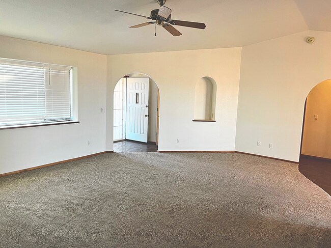 Building Photo - Unfurnished Long Term House! Price Adjustm...