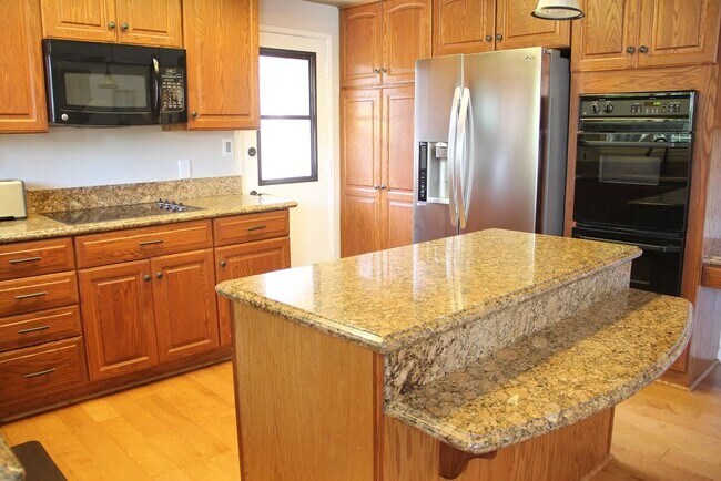 Building Photo - Gorgeous 4 Bedroom, 2 Bath in the Lovely Huntington Beach!