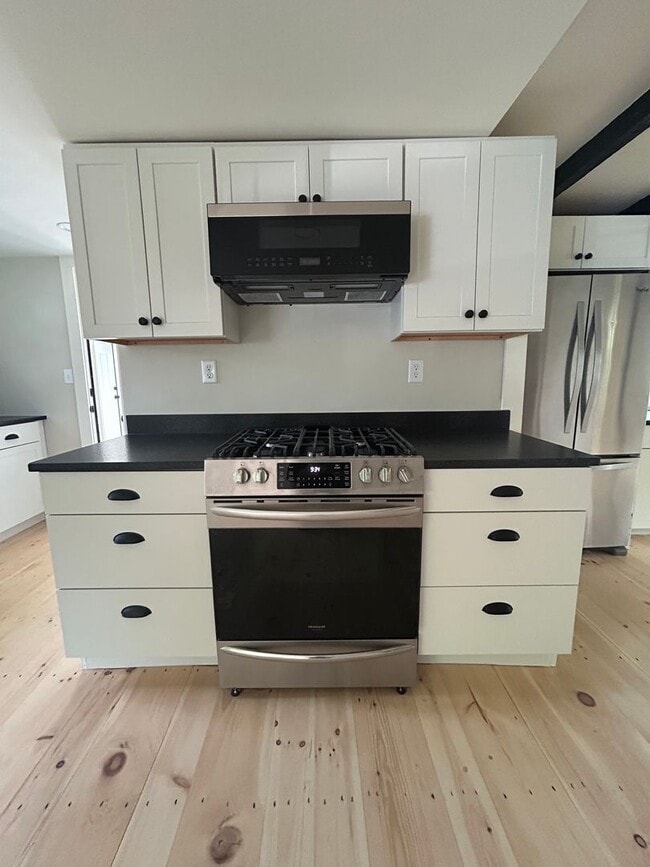 Building Photo - Beautiful renovated 5 bedroom 2.5 bath sin...