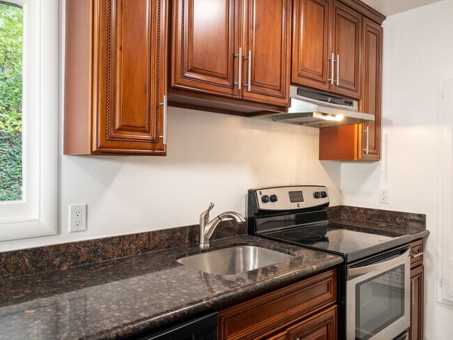 Building Photo - 1BR/1BA Charmer! BAY VIEWS and Parking! Laundry On-Site! Balcony! PROGRESSIVE