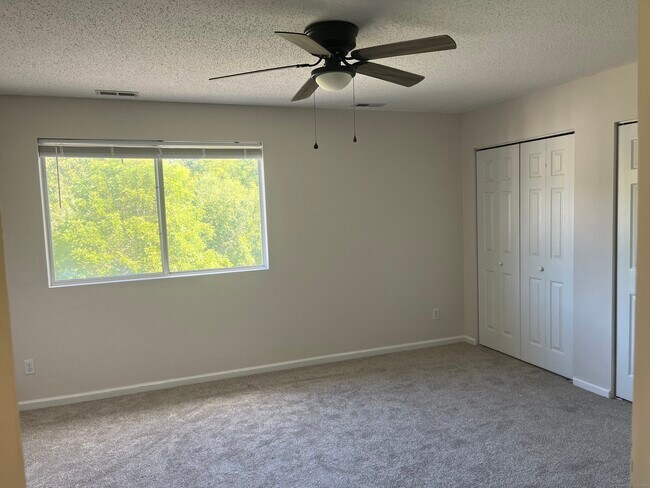 Building Photo - 80 Country Ln