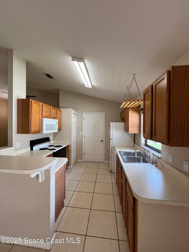Building Photo - 2540 Alicia Ln