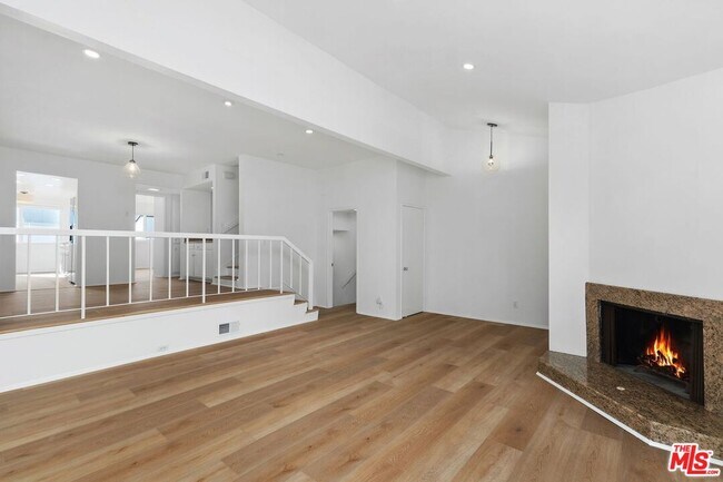 Building Photo - 1550 Palisades Dr