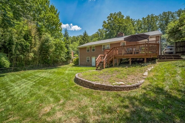 Building Photo - Charming 4 Bedroom Brick Home - Ideal Loca...