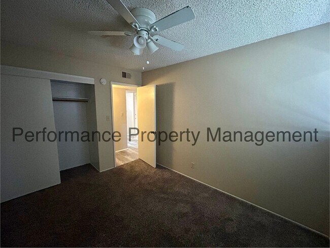 Building Photo - Dreamy 3 Bed/2 Bath Condo in SE Bakersfiel...