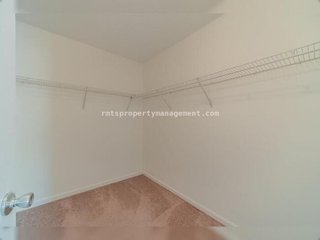 Building Photo - Spacious 4 bedroom 2.5 bath