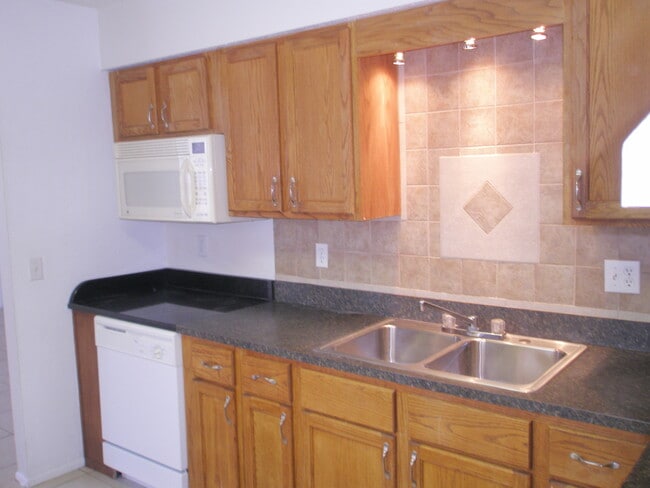 Building Photo - Newly renovated 2 bedroom duplex in Braden...