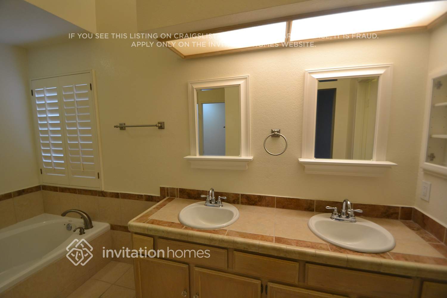 Building Photo - 1320 Date Palm Dr