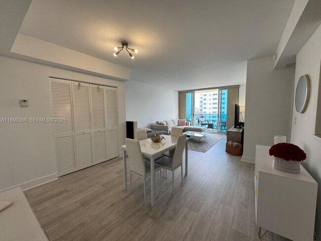 Building Photo - 7501 E Treasure Dr