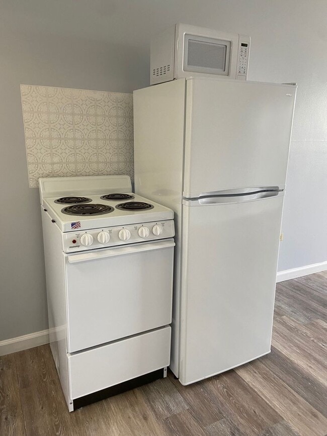 Building Photo - Studio Apartment in Hollister