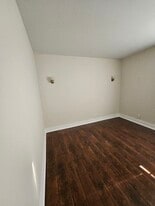 Building Photo - 1571 Cove Dr