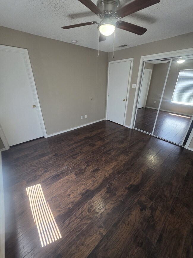 Building Photo - 4 bed 2 bath home