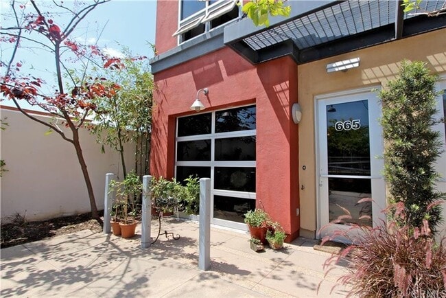 Building Photo - Live & Work Industrial Art Loft with Two C...