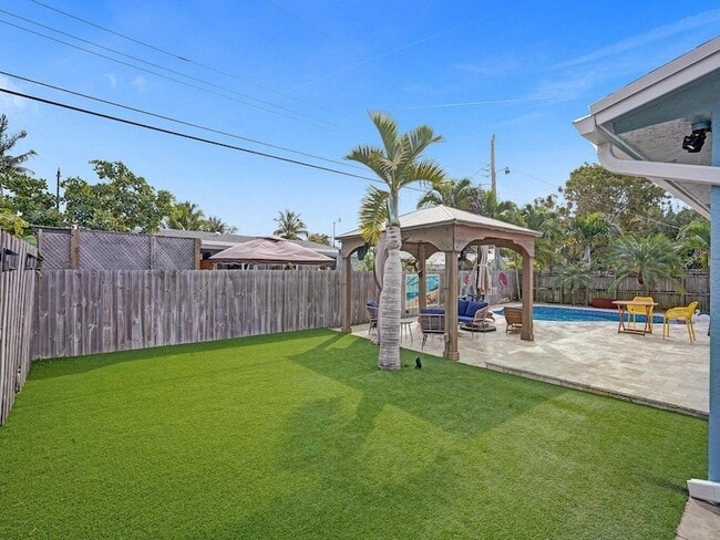 Building Photo - 2750 NE 10th Ave