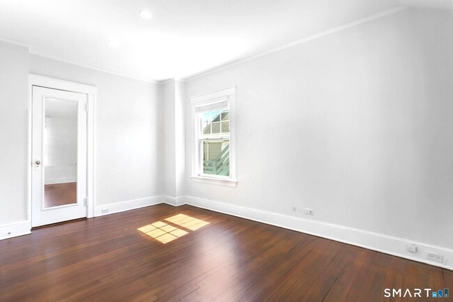 Building Photo - 1872 Bedford St