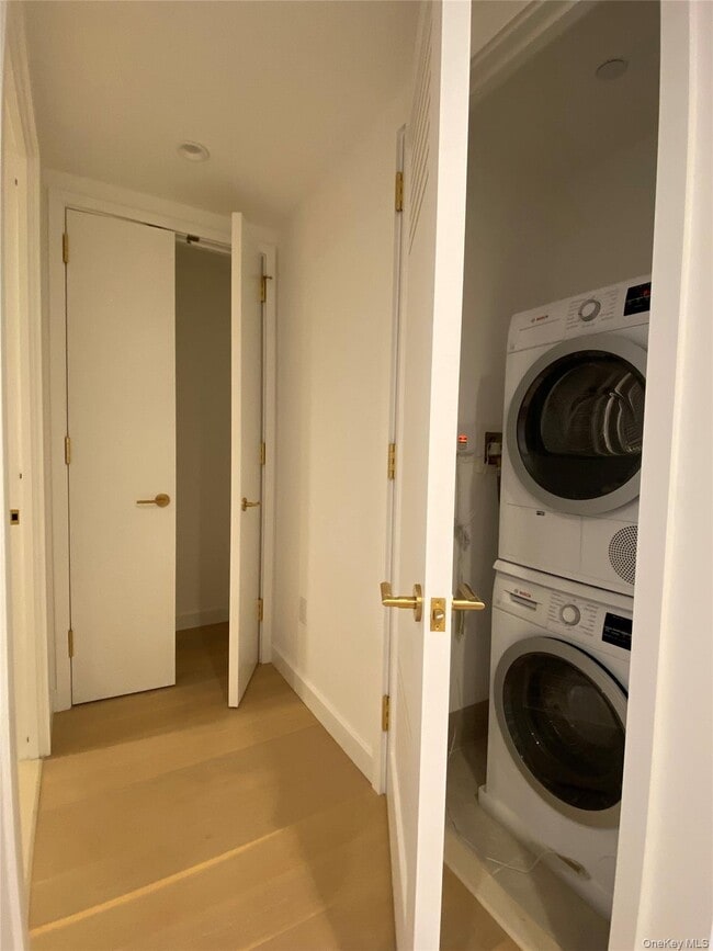 Building Photo - 3 Ct Square W