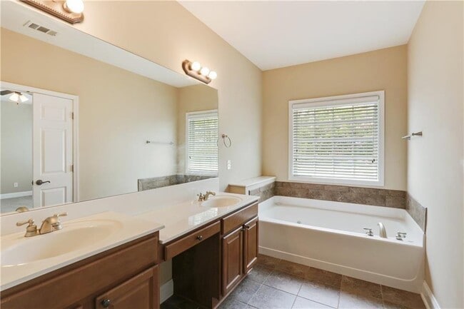 Building Photo - 5060 Windcrest Ln