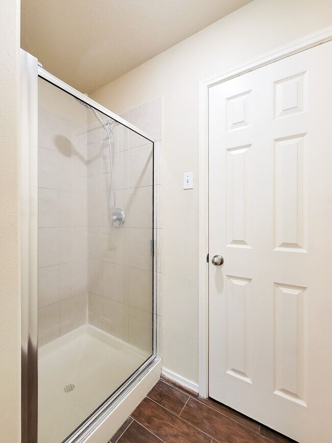 Building Photo - BEAUTIFUL 3 BEDROOM 2 BATH WITH WOOD TILE THROUGHOUT THE HOUSE!