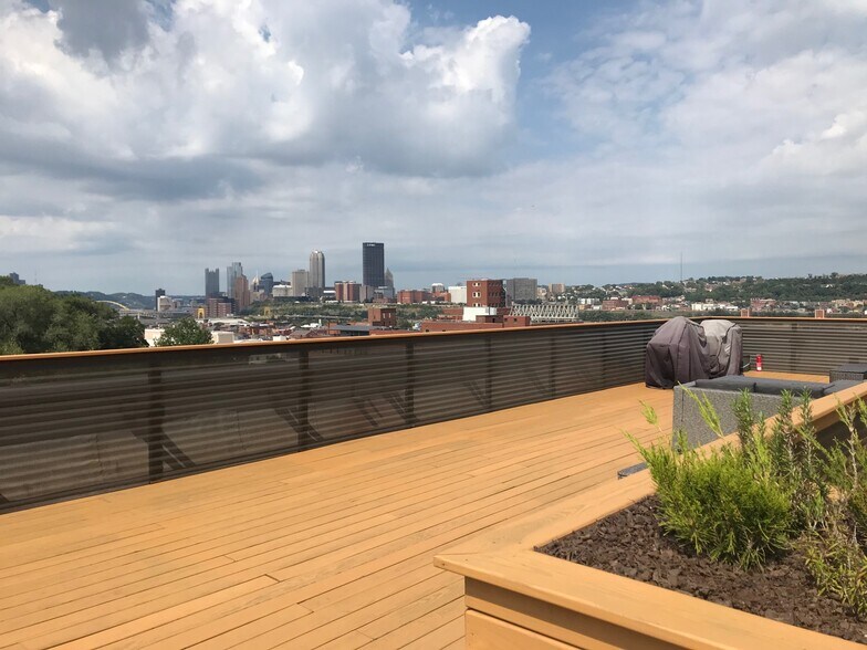 Building Photo - 2301 Mission St