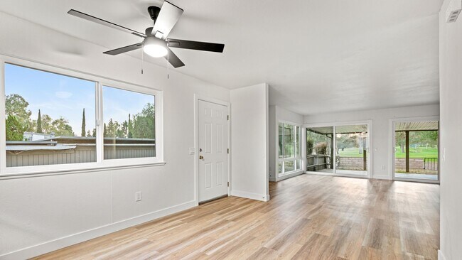 Building Photo - Spacious 3-Bedroom End Unit with Golf Cour...