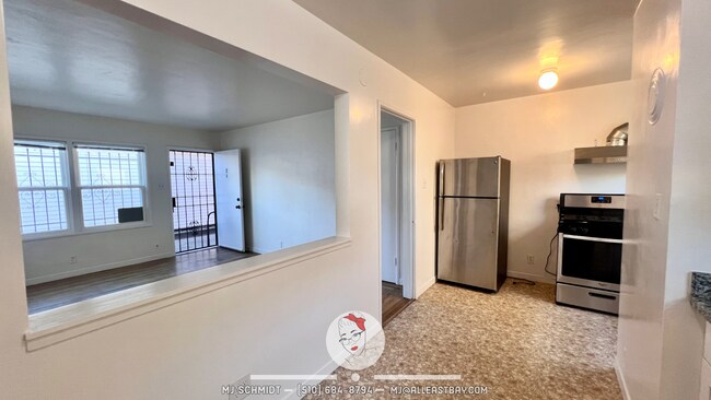 Building Photo - Remodeled 1 bedroom with hardwood flooring and spacious modern kitchen with new appliances!