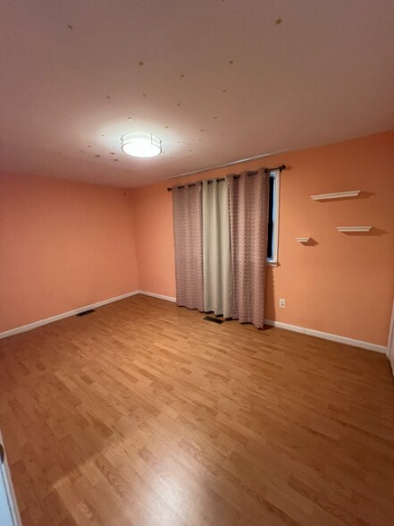 Building Photo - 643 47th St