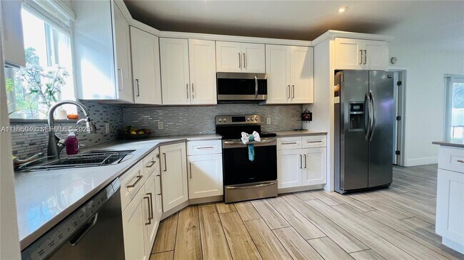 Building Photo - 911 N 14th Ave