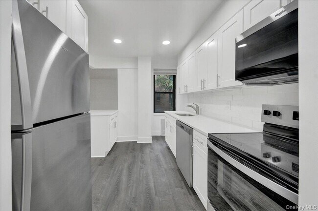 Building Photo - 3840 Greystone Ave