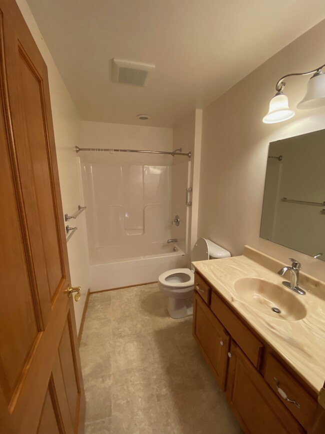 Bathroom 2 - W7880 WI-23