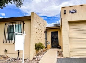 Building Photo - 1850 N Circulo de la Cienega