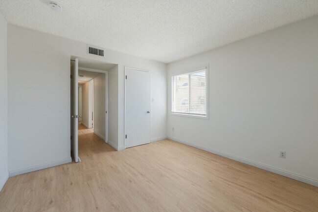 Building Photo - Beautiful remodeled 2 bed 2 bath townhome ...