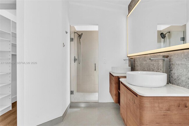 Building Photo - 4917 SW 32nd Way